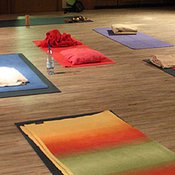Steinfeld Saal mit Yogamatten